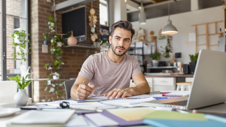 En gründer i lys, moderne arbeidsmiljø. {{brizy_dc_image_alt entityId=